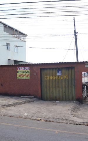 Casa à venda com 300m², 3 quartos e 6 vagasFachada - Placa
