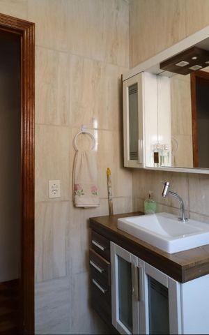 Casa à venda com 185m², 3 quartos e 2 vagasBanheiro do piso superior
