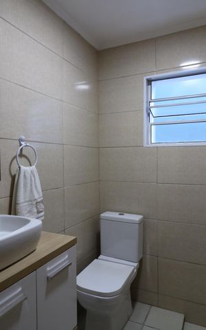 Casa à venda com 185m², 3 quartos e 2 vagasBanheiro do piso inferior