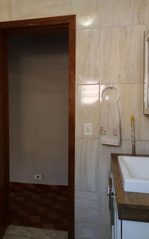 Casa à venda com 185m², 3 quartos e 2 vagasBanheiro do piso superior