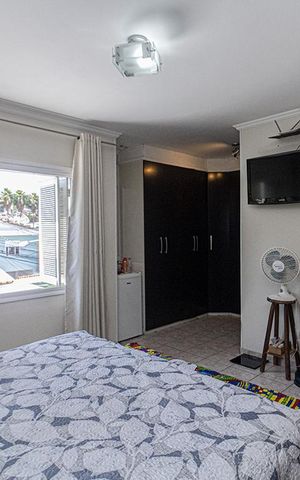 Casa à venda com 200m², 4 quartos e 2 vagas Casa à venda com 200m², 4 quartos e 2 vagassuíte