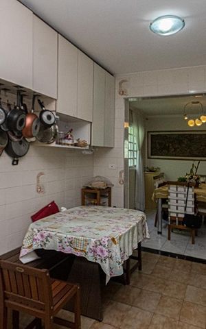 Casa à venda com 200m², 4 quartos e 2 vagas Casa à venda com 200m², 4 quartos e 2 vagascozinha