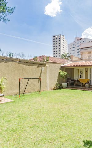 Casa à venda com 240m², 3 quartos e 2 vagas Casa à venda com 240m², 3 quartos e 2 vagasQuintal/ Jardim
