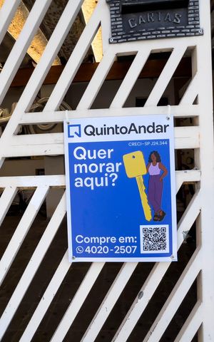 Casa à venda com 112m², 2 quartos e 2 vagas Casa à venda com 112m², 2 quartos e 2 vagasFachada e placa
