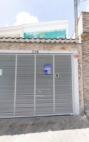 Casa à venda com 90m², 2 quartos e 2 vagasFachada + plaquinha