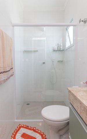 Casa à venda com 90m², 2 quartos e 2 vagasBanheiro da Suíte 1
