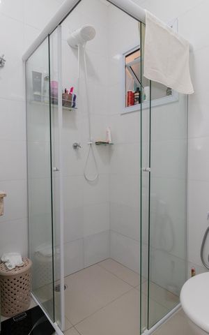 Casa à venda com 90m², 2 quartos e 2 vagasBanheiro da Suíte 2