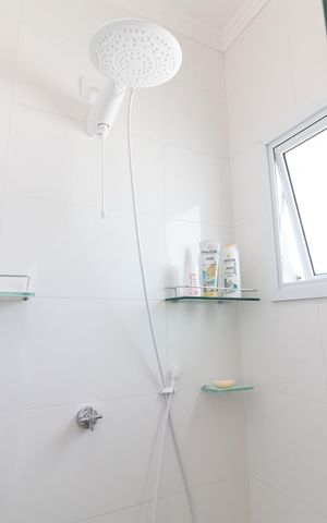 Casa à venda com 90m², 2 quartos e 2 vagasBanheiro da Suíte 1