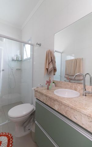 Casa à venda com 90m², 2 quartos e 2 vagasBanheiro da Suíte 1