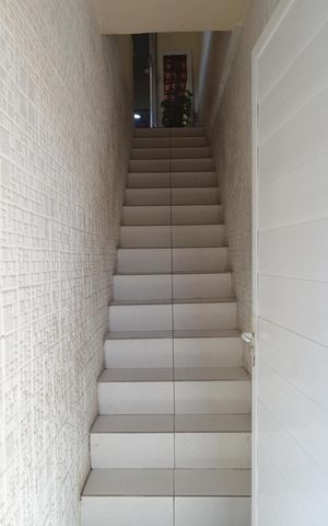 Casa à venda com 158m², 4 quartos e 1 vaga Casa à venda com 158m², 4 quartos e 1 vagaEscada
