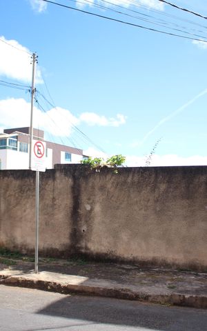 Casa à venda com 100m², 3 quartos e 2 vagasFachada / Plaquinha Instalada