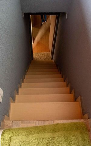 Casa à venda com 152m², 3 quartos e 2 vagasEscada