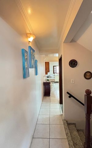 Casa à venda com 128m², 4 quartos e 4 vagas Casa à venda com 128m², 4 quartos e 4 vagasCorredor