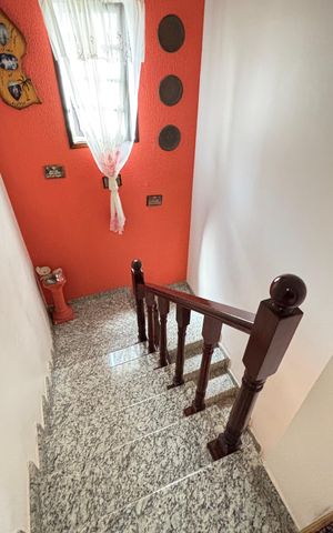 Casa à venda com 128m², 4 quartos e 4 vagas Casa à venda com 128m², 4 quartos e 4 vagasEscada