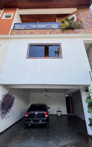 Casa à venda com 128m², 4 quartos e 4 vagas Casa à venda com 128m², 4 quartos e 4 vagasGaragem