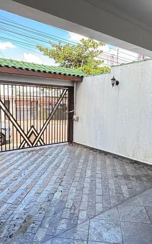 Casa à venda com 128m², 4 quartos e 4 vagas Casa à venda com 128m², 4 quartos e 4 vagasGaragem