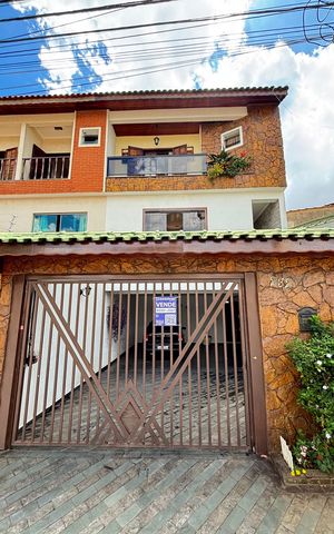 Casa à venda com 128m², 4 quartos e 4 vagas Casa à venda com 128m², 4 quartos e 4 vagasFachada