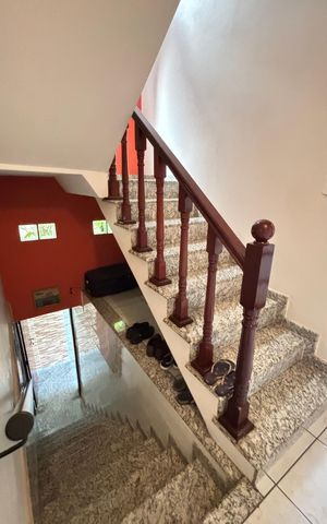 Casa à venda com 128m², 4 quartos e 4 vagas Casa à venda com 128m², 4 quartos e 4 vagasEscada