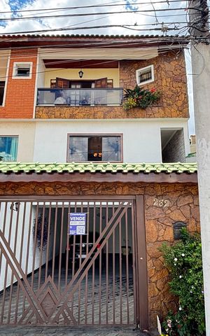 Casa à venda com 128m², 4 quartos e 4 vagas Casa à venda com 128m², 4 quartos e 4 vagasFachada