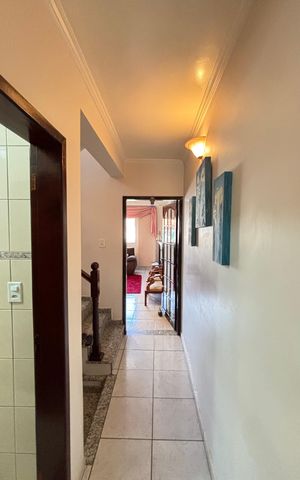 Casa à venda com 128m², 4 quartos e 4 vagas Casa à venda com 128m², 4 quartos e 4 vagasCorredor