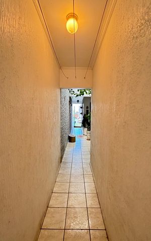 Casa à venda com 128m², 4 quartos e 4 vagas Casa à venda com 128m², 4 quartos e 4 vagasCorredor