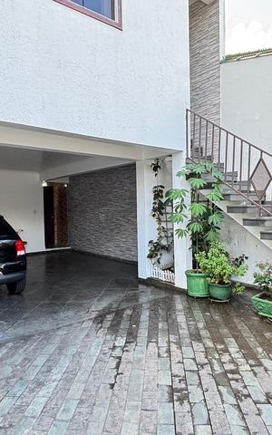 Casa à venda com 128m², 4 quartos e 4 vagas Casa à venda com 128m², 4 quartos e 4 vagasGaragem
