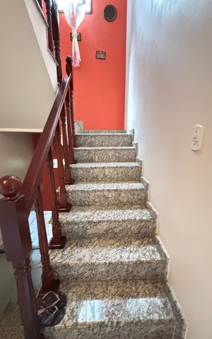 Casa à venda com 128m², 4 quartos e 4 vagas Casa à venda com 128m², 4 quartos e 4 vagasEscada