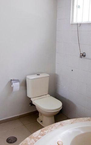 Casa à venda com 450m², 6 quartos e 4 vagasBanheiro do Quarto 1