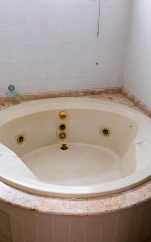 Casa à venda com 450m², 6 quartos e 4 vagasBanheiro do Quarto 1