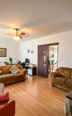 Casa à venda com 225m², 3 quartos e 5 vagas Casa à venda com 225m², 3 quartos e 5 vagasSala