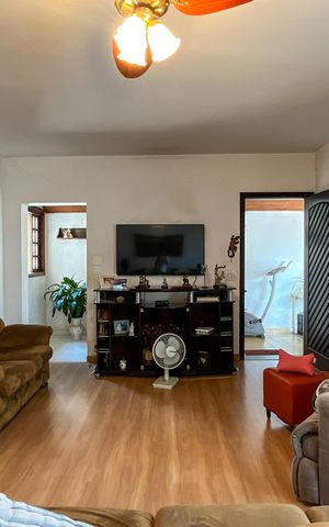 Casa à venda com 225m², 3 quartos e 5 vagas Casa à venda com 225m², 3 quartos e 5 vagasSala