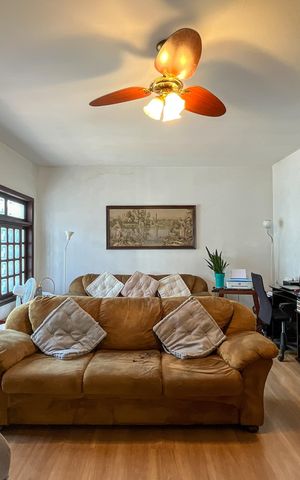 Casa à venda com 225m², 3 quartos e 5 vagas Casa à venda com 225m², 3 quartos e 5 vagasSala