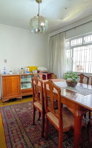 Casa à venda com 175m², 3 quartos e 2 vagas Casa à venda com 175m², 3 quartos e 2 vagasSala