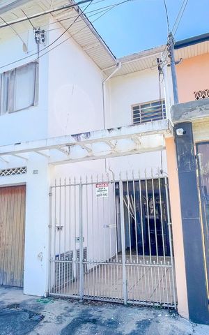Casa à venda com 175m², 3 quartos e 2 vagas Casa à venda com 175m², 3 quartos e 2 vagasFachada