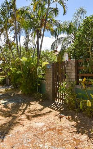 Casa à venda com 400m², 3 quartos e 3 vagas Casa à venda com 400m², 3 quartos e 3 vagasFachada