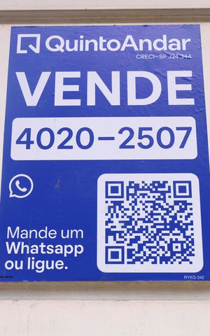 Casa à venda com 379m², 1 quarto e 5 vagasPlaca instalada no portão do imóvel