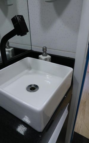 Apartamento à venda com 60m², 2 quartos e 2 vagasBanheiro Social - Pia