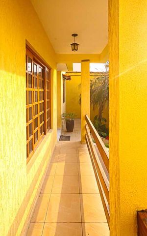 Casa à venda com 245m², 4 quartos e 6 vagas Casa à venda com 245m², 4 quartos e 6 vagasCorredor Lateral