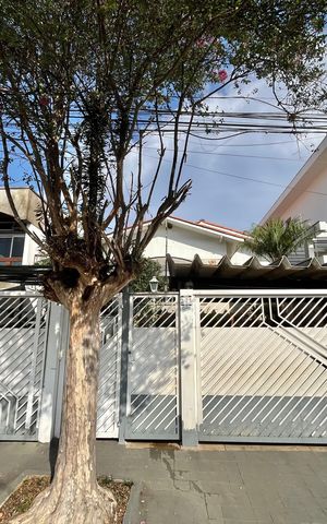 Casa à venda com 222m², 4 quartos e 3 vagas Casa à venda com 222m², 4 quartos e 3 vagasFachada