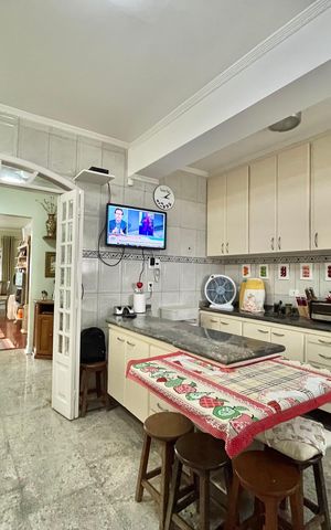 Casa à venda com 222m², 4 quartos e 3 vagas Casa à venda com 222m², 4 quartos e 3 vagasCozinha