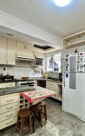 Casa à venda com 222m², 4 quartos e 3 vagas Casa à venda com 222m², 4 quartos e 3 vagasCozinha