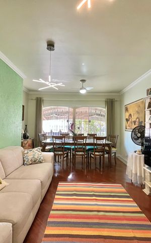 Casa à venda com 222m², 4 quartos e 3 vagas Casa à venda com 222m², 4 quartos e 3 vagasSala