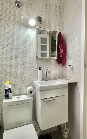 Casa à venda com 222m², 4 quartos e 3 vagas Casa à venda com 222m², 4 quartos e 3 vagasBanheiro Social
