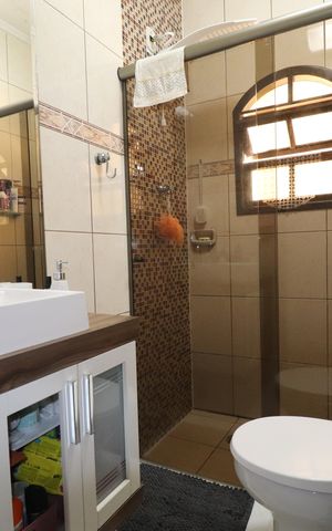 Casa à venda com 120m², 3 quartos e 2 vagasBanheiro 1