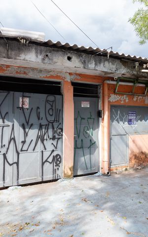 Casa à venda com 200m², 3 quartos e 2 vagas Casa à venda com 200m², 3 quartos e 2 vagasFachada
