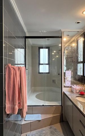 Apartamento à venda com 220m², 3 quartos e 4 vagas Apartamento à venda com 220m², 3 quartos e 4 vagasBanheiro da Suíte 2