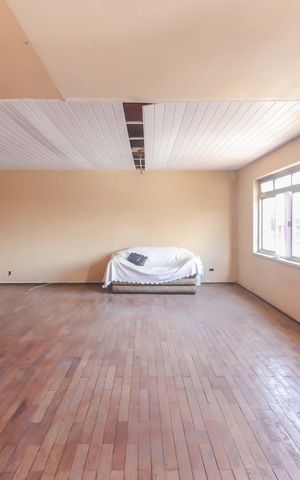 Casa à venda com 350m², 4 quartos e 5 vagas Casa à venda com 350m², 4 quartos e 5 vagasSala