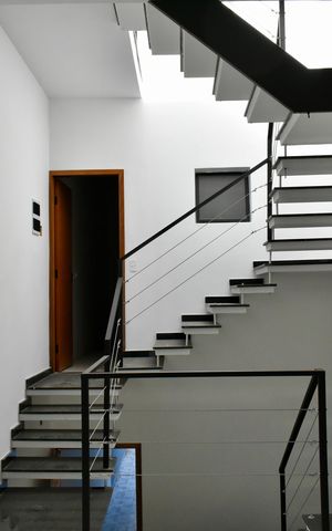 Casa à venda com 160m², 3 quartos e 2 vagasEscada