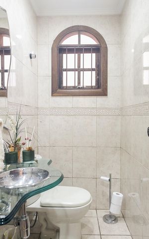 Casa à venda com 287m², 3 quartos e 2 vagas Casa à venda com 287m², 3 quartos e 2 vagasLavabo