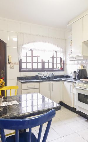 Casa à venda com 287m², 3 quartos e 2 vagas Casa à venda com 287m², 3 quartos e 2 vagasCozinha